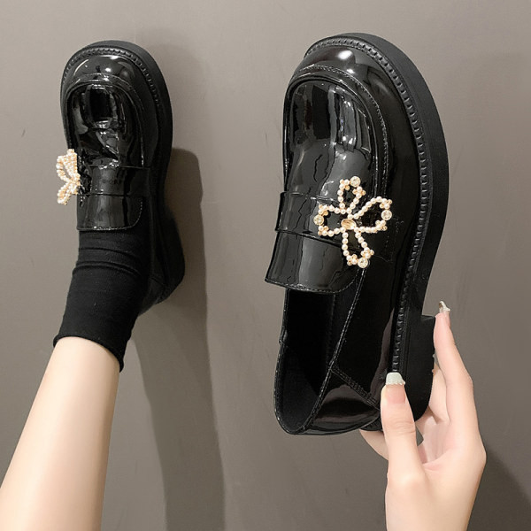 Madingi batai su dekoratyviniais perlais suapvalintais raštais