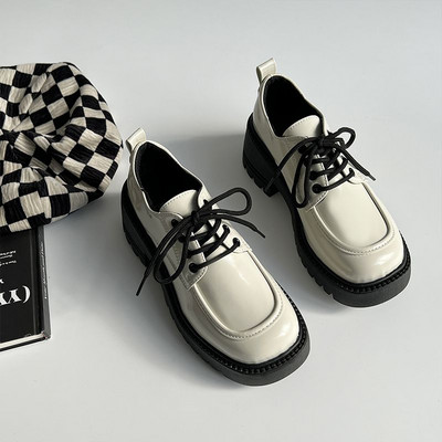 Παπούτσια πατέντα με κορδόνια