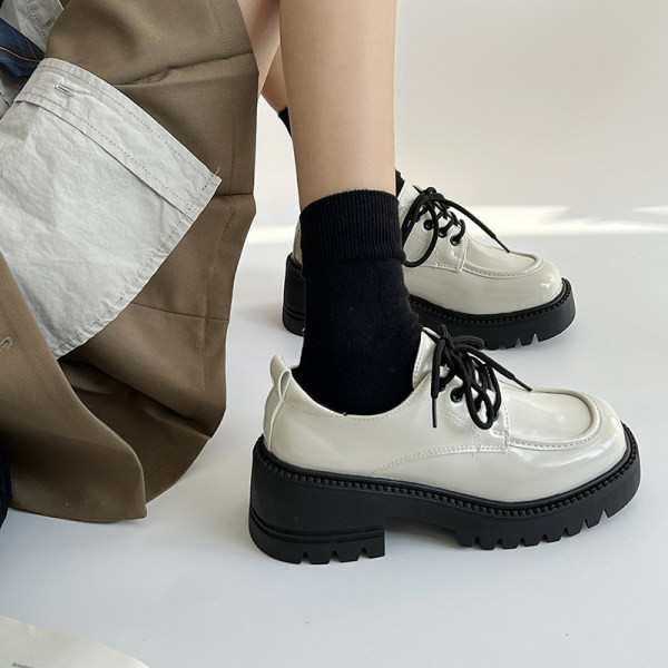 Παπούτσια πατέντα με κορδόνια