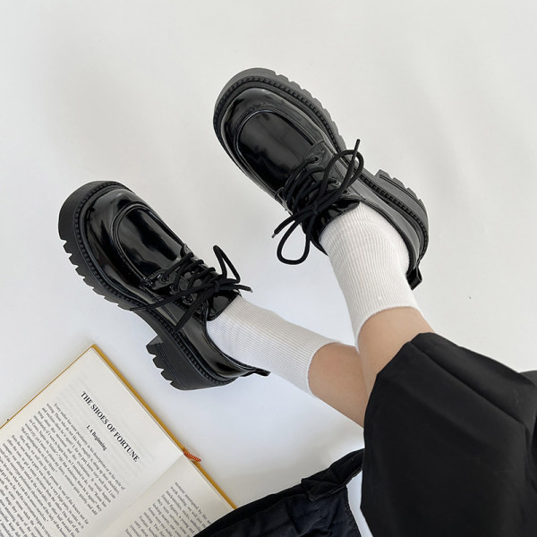 Παπούτσια πατέντα με κορδόνια