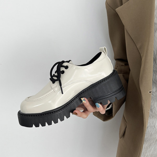 Παπούτσια πατέντα με κορδόνια