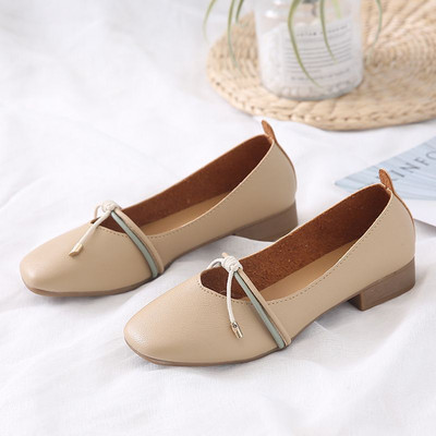 Sieviešu ikdienas kurpes ar zemiem kvadrātveida papēžiem