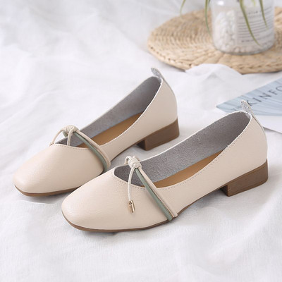 Sieviešu ikdienas kurpes ar zemiem kvadrātveida papēžiem