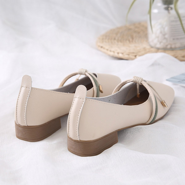 Sieviešu ikdienas kurpes ar zemiem kvadrātveida papēžiem