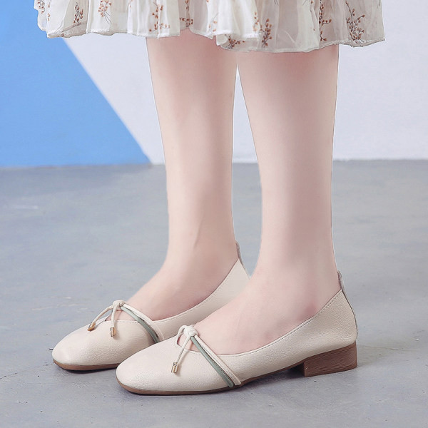 Sieviešu ikdienas kurpes ar zemiem kvadrātveida papēžiem