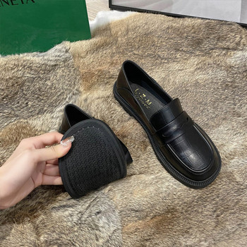 Изчистен модел дамски обувки от еко кожа с равна подметка 