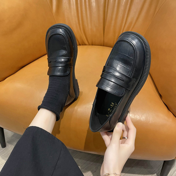 Eko bőrből készült letisztult női cipőmodell lapos talppal