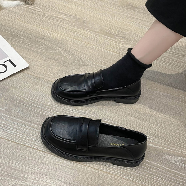 Eko bőrből készült letisztult női cipőmodell lapos talppal