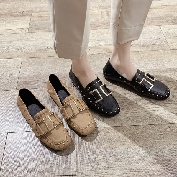 Női alkalmi cipő fémes kockákkal