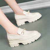 Két modell női cipő fém elemmel és díszítő kövekkel