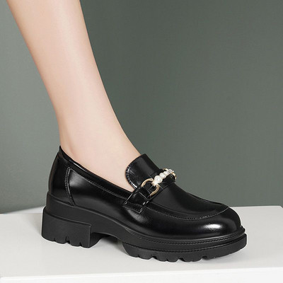 Két modell női cipő fém elemmel és díszítő kövekkel