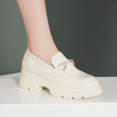 Két modell női cipő fém elemmel és díszítő kövekkel