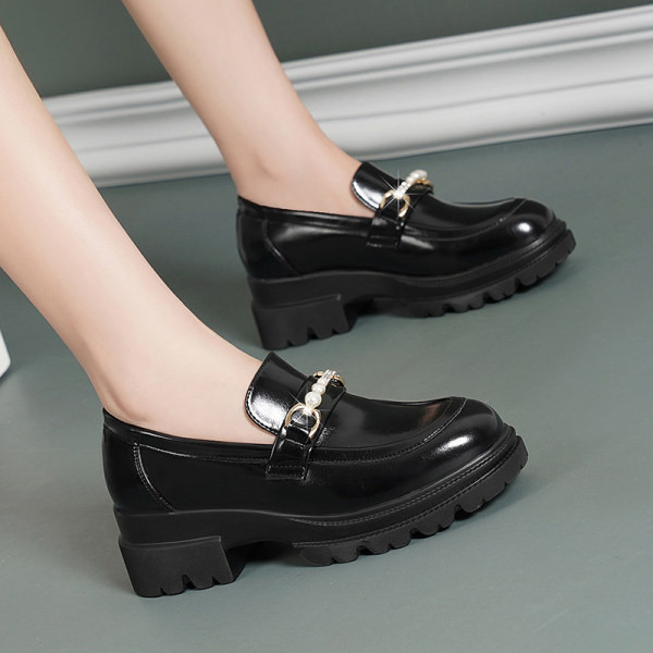 Két modell női cipő fém elemmel és díszítő kövekkel