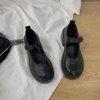 Sieviešu ādas kurpes ar papēžiem