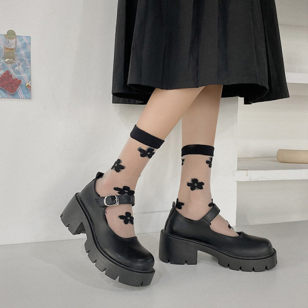 Sieviešu ādas kurpes ar papēžiem