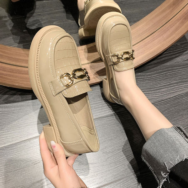 Női lakkcipő - fém elemmel