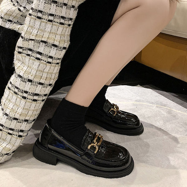 Női lakkcipő - fém elemmel