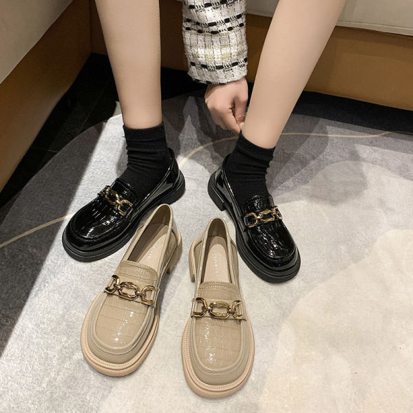 Női lakkcipő - fém elemmel