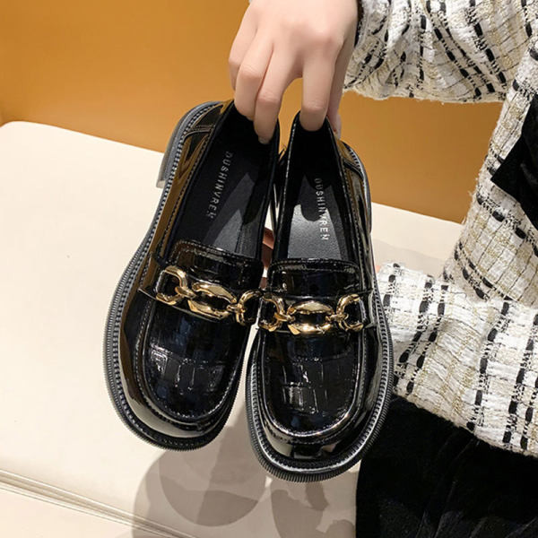 Női lakkcipő - fém elemmel