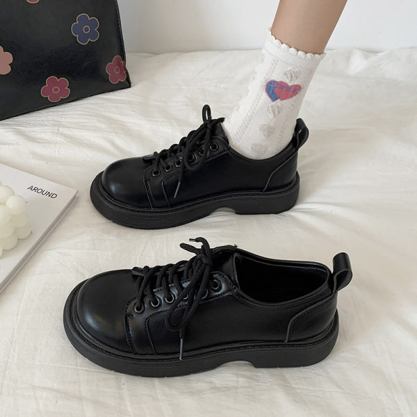 Sieviešu ikdienas apavi no eko ādas ar papēdi un šņorēm