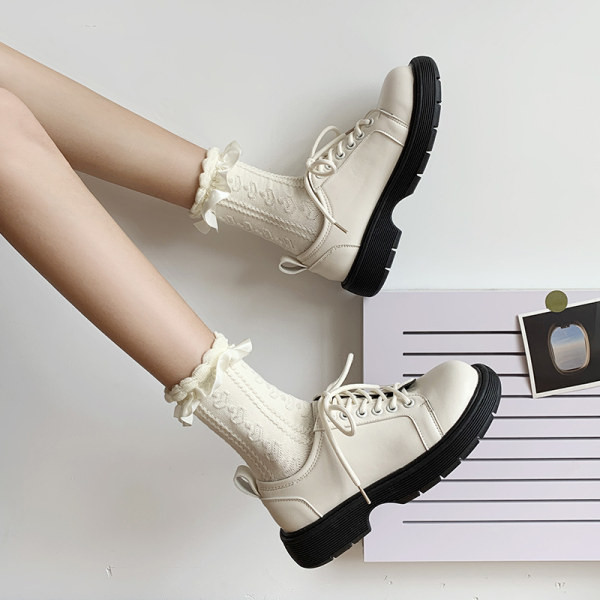 Sieviešu ikdienas apavi no eko ādas ar papēdi un šņorēm