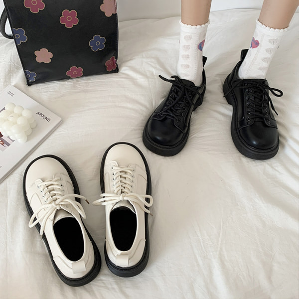 Sieviešu ikdienas apavi no eko ādas ar papēdi un šņorēm