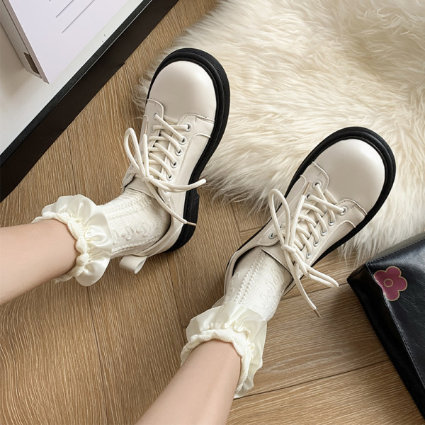 Sieviešu ikdienas apavi no eko ādas ar papēdi un šņorēm