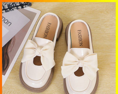 Γυναικεία παπούτσια λουστρίνι - με κορδέλα