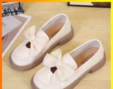 Γυναικεία παπούτσια λουστρίνι - με κορδέλα