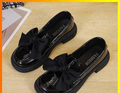 Γυναικεία παπούτσια λουστρίνι - με κορδέλα