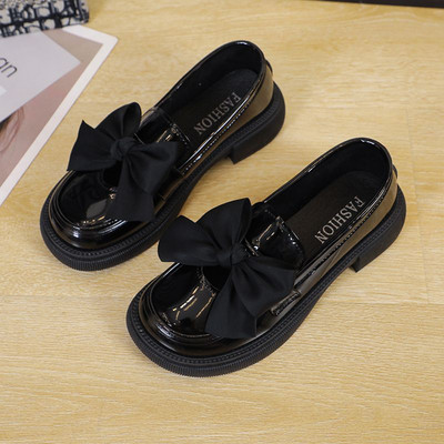 Γυναικεία παπούτσια λουστρίνι - με κορδέλα