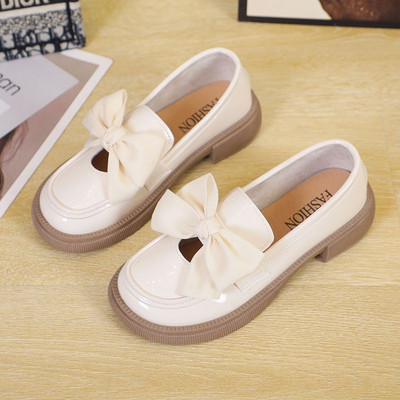 Γυναικεία παπούτσια λουστρίνι - με κορδέλα