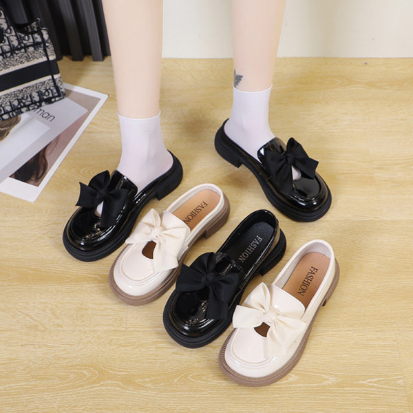 Γυναικεία παπούτσια λουστρίνι - με κορδέλα