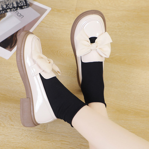 Γυναικεία παπούτσια λουστρίνι - με κορδέλα