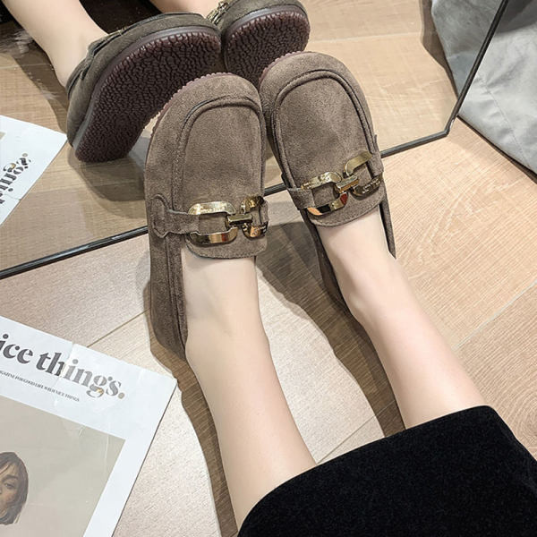 Retro model ženskih eko antilop cipela sa metalnim elementima