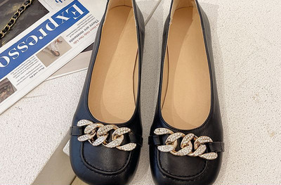 Γυναικεία παπούτσια με μεταλλικά στοιχεία