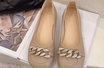 Γυναικεία παπούτσια με μεταλλικά στοιχεία