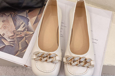 Γυναικεία παπούτσια με μεταλλικά στοιχεία