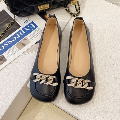 Γυναικεία παπούτσια με μεταλλικά στοιχεία