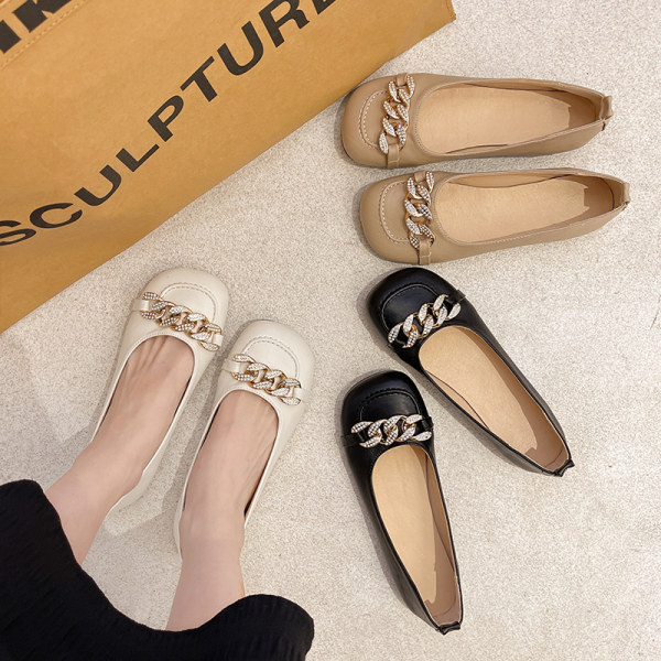 Γυναικεία παπούτσια με μεταλλικά στοιχεία