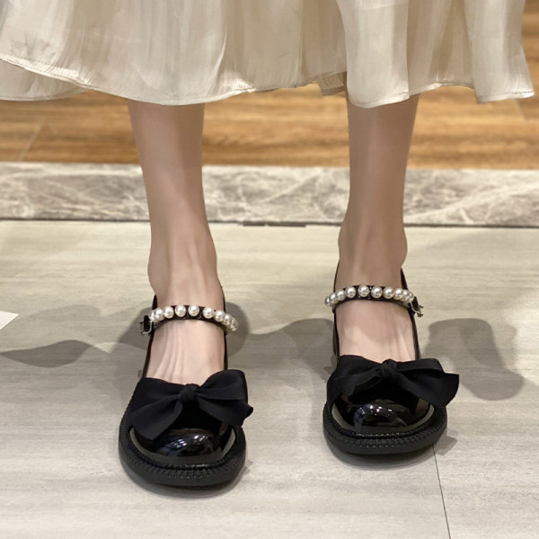 Μοντέρνα γυναικεία παπούτσια με κορδέλα και πέρλες