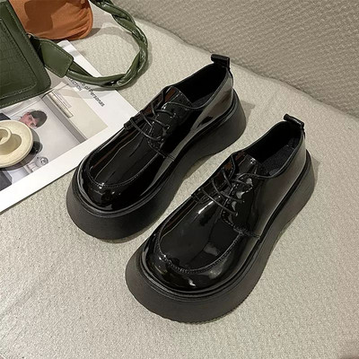 Casual μοντέλο γυναικείων παπουτσιών με κορδόνια και τακούνια