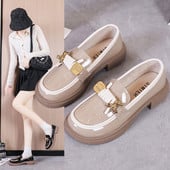 Γυναικεία λουστρίνι παπούτσια με μεταλλικό στοιχείο, νέο μοντέλο