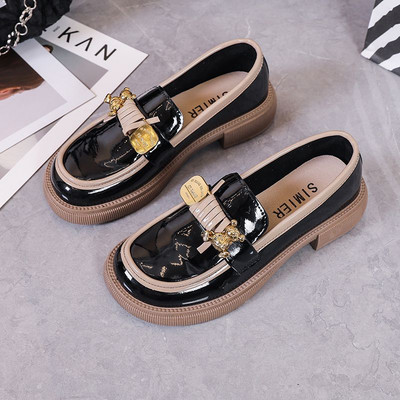 Γυναικεία λουστρίνι παπούτσια με μεταλλικό στοιχείο, νέο μοντέλο