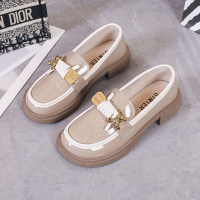 Γυναικεία λουστρίνι παπούτσια με μεταλλικό στοιχείο, νέο μοντέλο