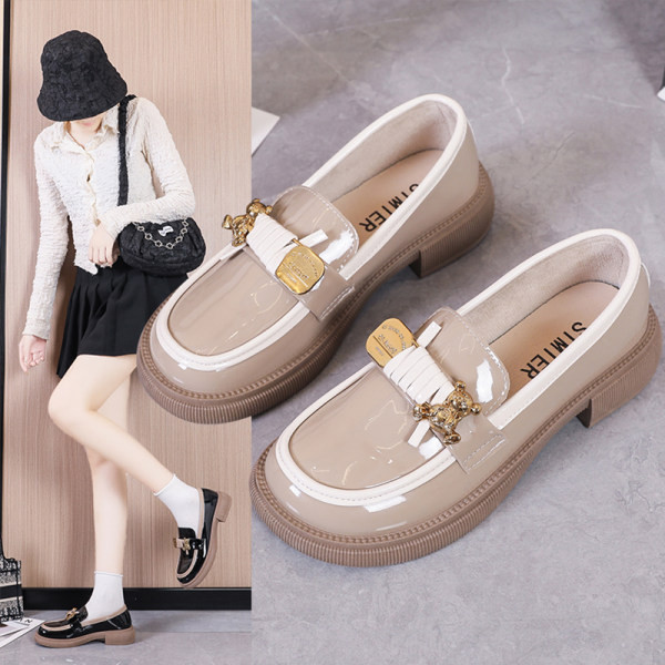 Γυναικεία λουστρίνι παπούτσια με μεταλλικό στοιχείο, νέο μοντέλο