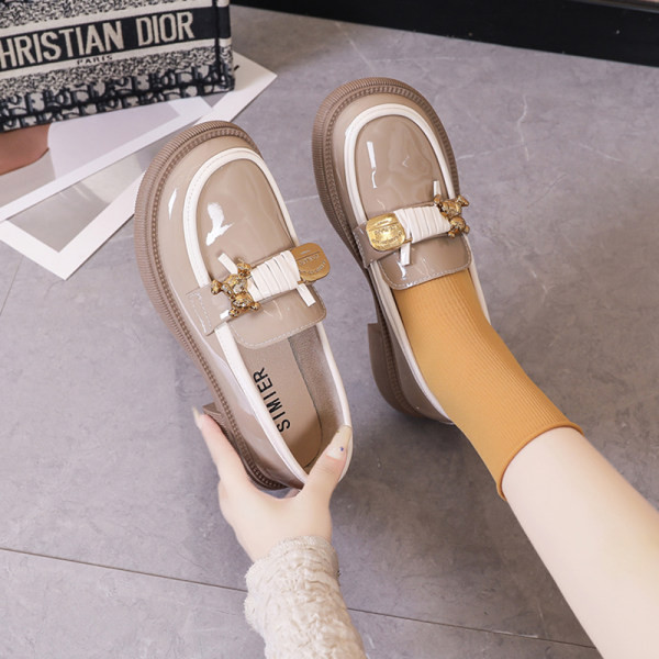 Γυναικεία λουστρίνι παπούτσια με μεταλλικό στοιχείο, νέο μοντέλο