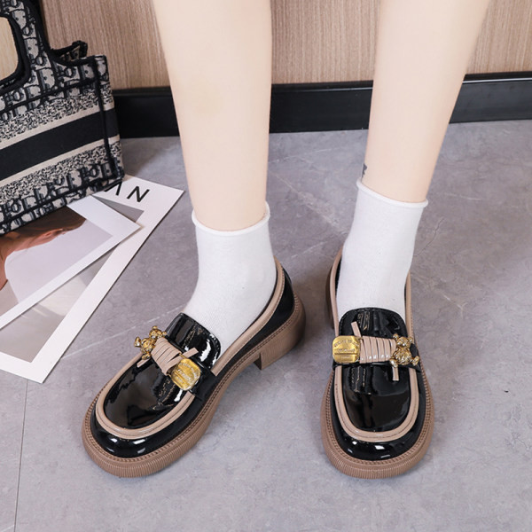 Γυναικεία λουστρίνι παπούτσια με μεταλλικό στοιχείο, νέο μοντέλο