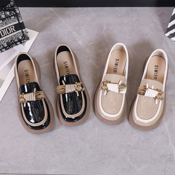 Γυναικεία λουστρίνι παπούτσια με μεταλλικό στοιχείο, νέο μοντέλο