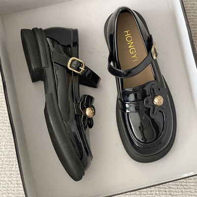 Μοντέρνα γυναικεία παπούτσια με τρισδιάστατο στοιχείο λουλουδιών